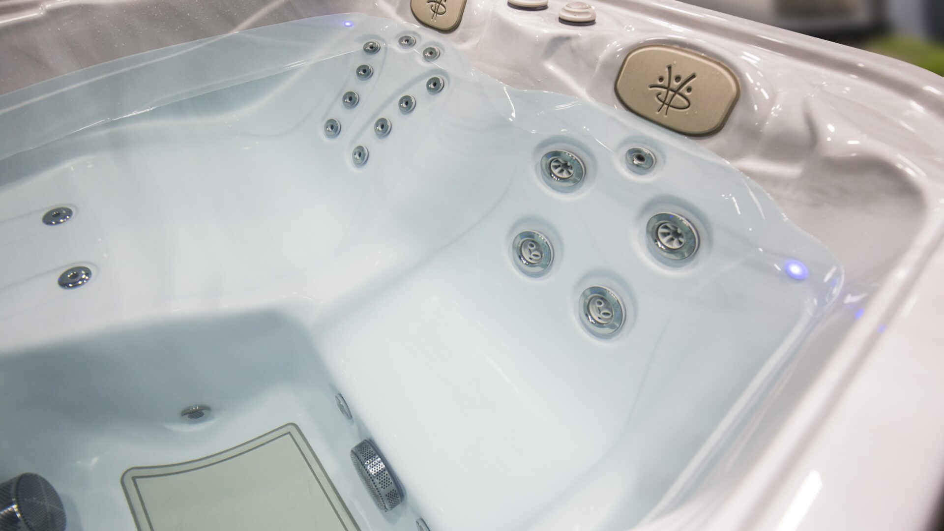 Hydropool Serenity 4300 Hot Tub Wet Zone 4 Foot Jets