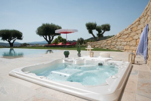 Hydropool Signature 790 Platinum sunken into the ground of garden