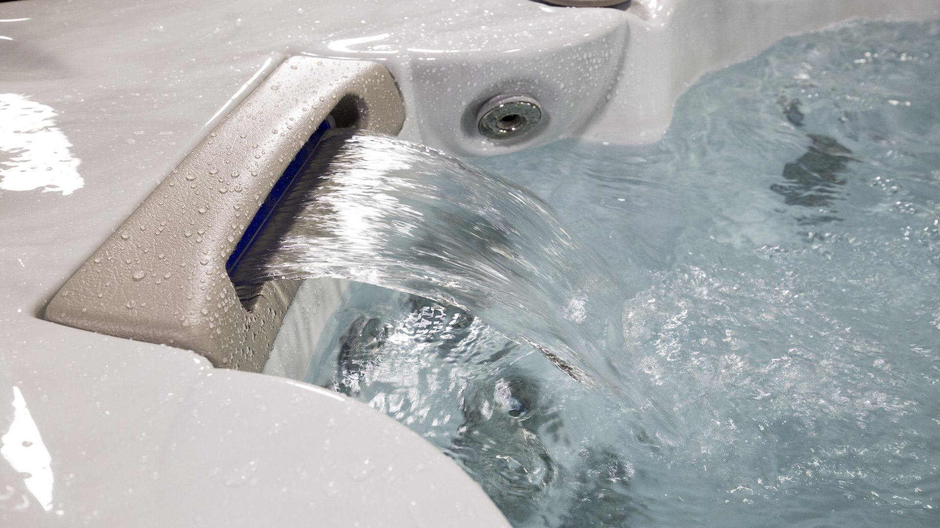 Hydropool Signature 670 Gold 5 Hydropool Signature 670 Gold. Waterfall headrest jet